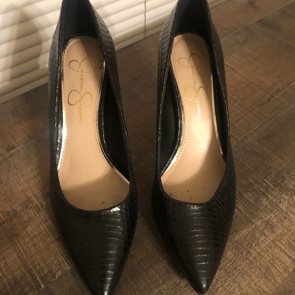 Black pumps